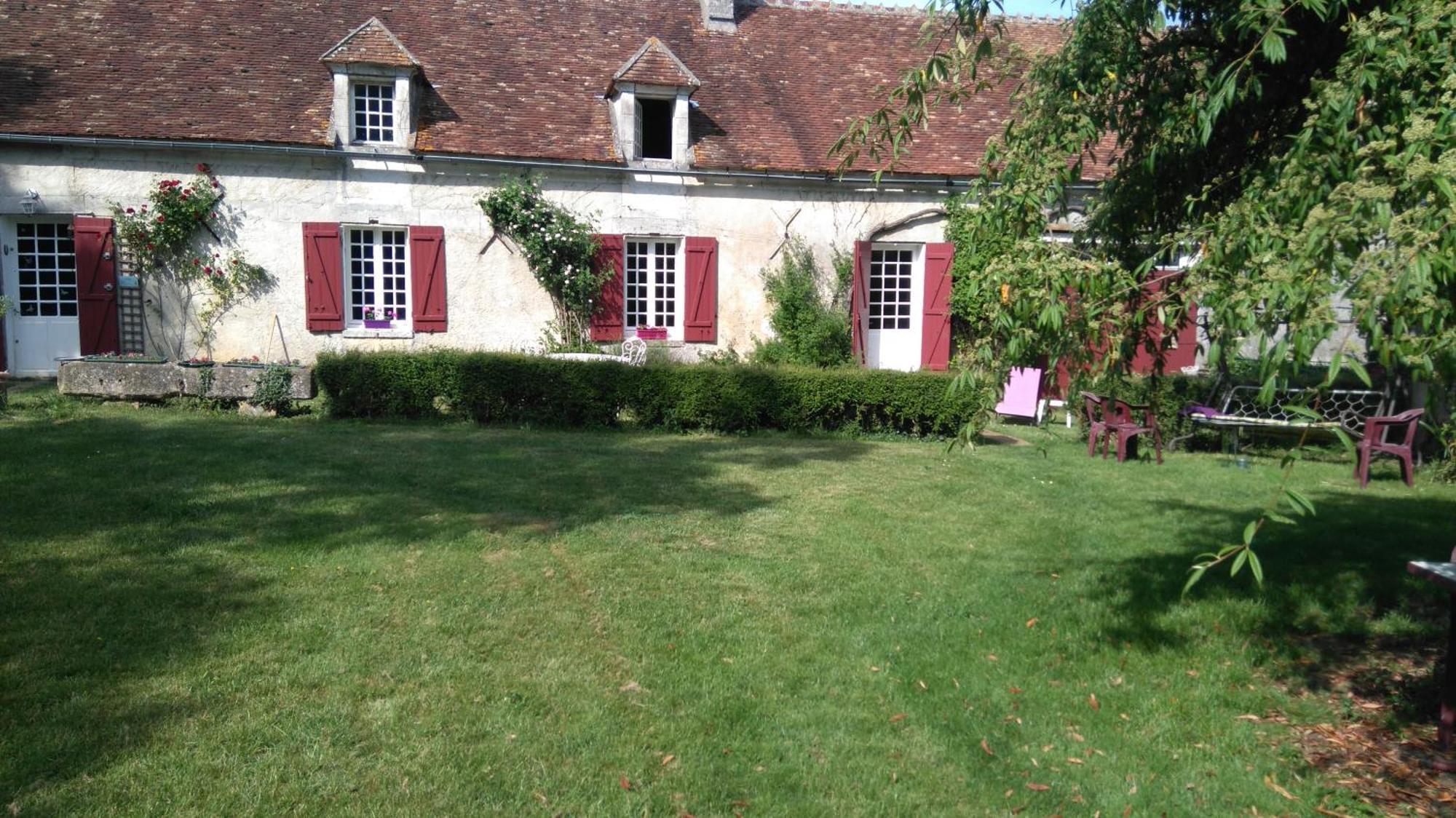 Le Vol Du Papillon Hotel Treigny Bagian luar foto