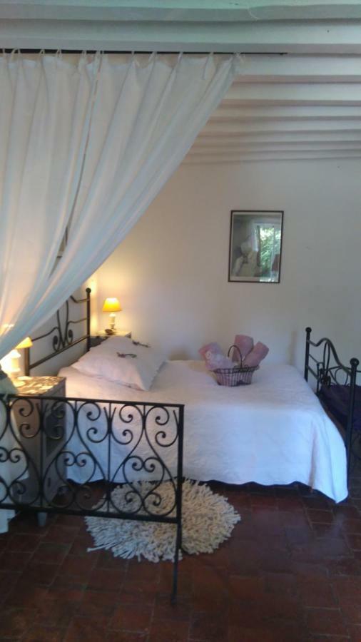 Le Vol Du Papillon Hotel Treigny Bagian luar foto